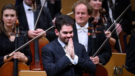Lahav Shani am Montagabend beim Schlussapplaus im Berliner Konzerthaus.