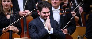 Lahav Shani am Montagabend beim Schlussapplaus im Berliner Konzerthaus.