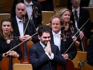 Lahav Shani am Montagabend beim Schlussapplaus im Berliner Konzerthaus.