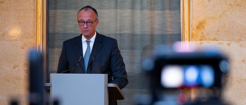Bundeskanzler Friedrich Merz (CDU) nimmt an einem Festakt zur Wiederherstellung der Synagoge Reichenbachstraße teil.