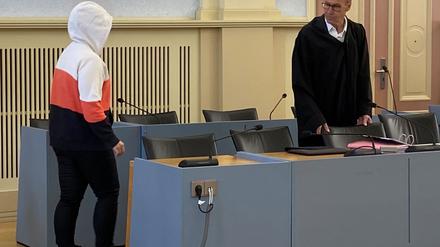 Die wegen Totschlags angeklagte Mutter betritt den Gerichtssaal. 