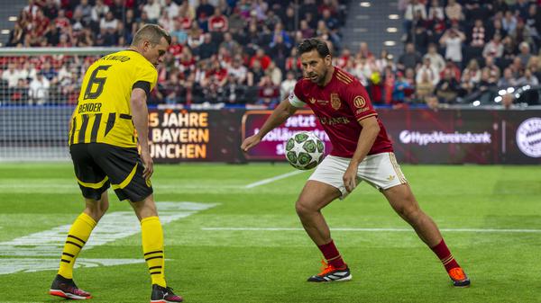 Claudio Pizarro (rechts, gegen Dortmunds Sven Bender) macht am Ball auch mit 46 Jahren noch eine gute Figur, hier bei einem Legendenturnier.