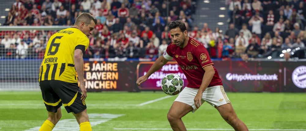 Claudio Pizarro (rechts, gegen Dortmunds Sven Bender) macht am Ball auch mit 46 Jahren noch eine gute Figur, hier bei einem Legendenturnier.
