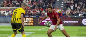 Claudio Pizarro (rechts, gegen Dortmunds Sven Bender) macht am Ball auch mit 46 Jahren noch eine gute Figur, hier bei einem Legendenturnier.