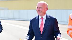 27.08.2025, Berlin: Kai Wegner (CDU), Regierender Bürgermeister von Berlin, hält während eines Bildtermins zur offiziellen Freigabe an der Auf- und Ausfahrt Am Treptower Park der A100 ein Stück Band in der Hand. Foto: Sebastian Christoph Gollnow/dpa +++ dpa-Bildfunk +++