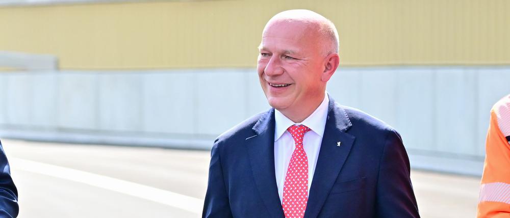 27.08.2025, Berlin: Kai Wegner (CDU), Regierender Bürgermeister von Berlin, hält während eines Bildtermins zur offiziellen Freigabe an der Auf- und Ausfahrt Am Treptower Park der A100 ein Stück Band in der Hand. Foto: Sebastian Christoph Gollnow/dpa +++ dpa-Bildfunk +++