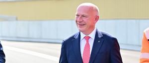 27.08.2025, Berlin: Kai Wegner (CDU), Regierender Bürgermeister von Berlin, hält während eines Bildtermins zur offiziellen Freigabe an der Auf- und Ausfahrt Am Treptower Park der A100 ein Stück Band in der Hand. Foto: Sebastian Christoph Gollnow/dpa +++ dpa-Bildfunk +++