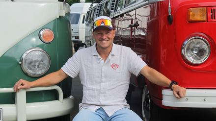 Lucas Kohlruss hat auf einer alten Tankstelle in Biesdorf-Nord eine Bulli-Flotte mit 15 Kultautos geparkt / Foto: Steffi Bey