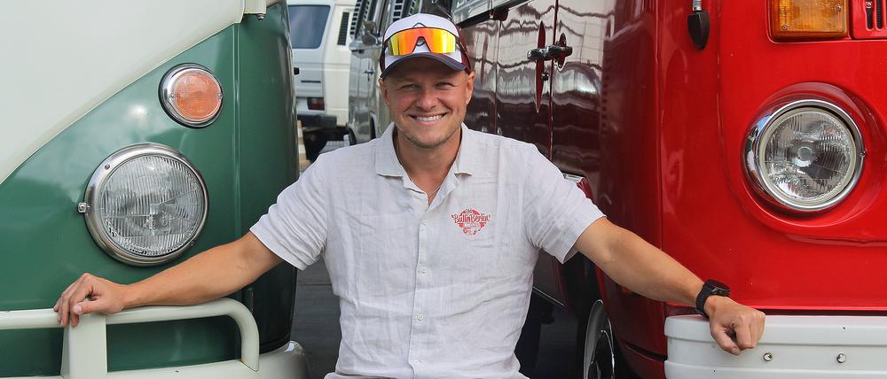 Lucas Kohlruss hat auf einer alten Tankstelle in Biesdorf-Nord eine Bulli-Flotte mit 15 Kultautos geparkt / Foto: Steffi Bey