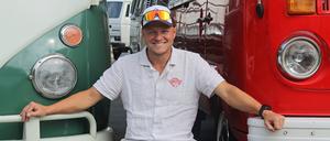 Lucas Kohlruss hat auf einer alten Tankstelle in Biesdorf-Nord eine Bulli-Flotte mit 15 Kultautos geparkt / Foto: Steffi Bey