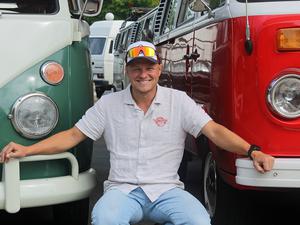 Lucas Kohlruss hat auf einer alten Tankstelle in Biesdorf-Nord eine Bulli-Flotte mit 15 Kultautos geparkt / Foto: Steffi Bey