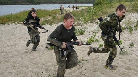 Junge Menschen nehmen an einem Kosaken-Militärtraining in der Region Rostow, Russland, teil. 