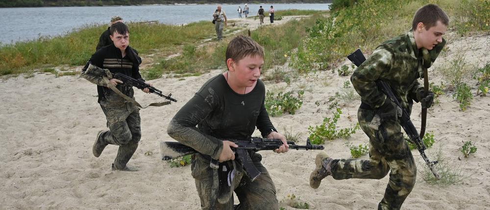 Junge Menschen nehmen an einem Kosaken-Militärtraining in der Region Rostow, Russland, teil.