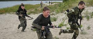 Junge Menschen nehmen an einem Kosaken-Militärtraining in der Region Rostow, Russland, teil. 