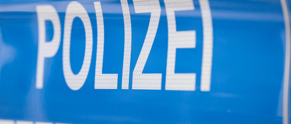 Auf einer Autobahn in Oberfranken hat die Polizei einen Transporter mit mutmaßlich gestohlener Kleidung angehalten. (Symbolbild)