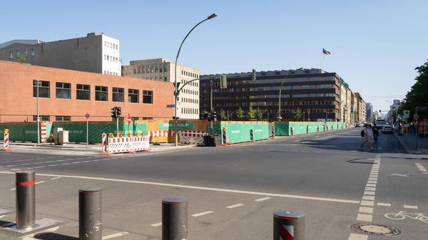 Die Baugrube an der Behrenstraße, Ecke Wilhelmstraße Baustelle, im Bild sind die Poller von der britischen Botschaft zu sehen.  