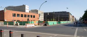 Die Baugrube an der Behrenstraße, Ecke Wilhelmstraße Baustelle, im Bild sind die Poller von der britischen Botschaft zu sehen.  