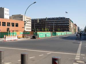 Die Baugrube an der Behrenstraße, Ecke Wilhelmstraße Baustelle, im Bild sind die Poller von der britischen Botschaft zu sehen.  