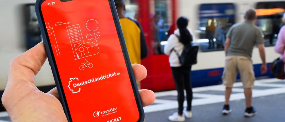 Wer ein Deutschlandticket haben möchte, wird ab dem kommenden Jahr tiefer in die Tasche greifen müssen. (Symbolbild)