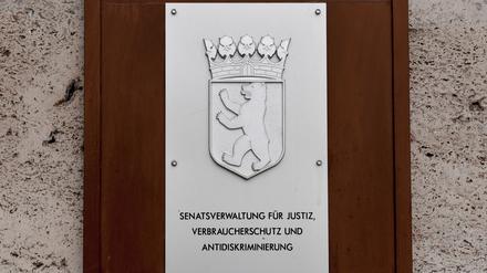 Die Gerichtsvollzieher des Landes Berlin sollen stich- und schusssichere Schutzwesten erhalten. (Archivbild)