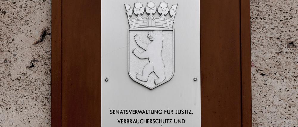 Die Gerichtsvollzieher des Landes Berlin sollen stich- und schusssichere Schutzwesten erhalten. (Archivbild)