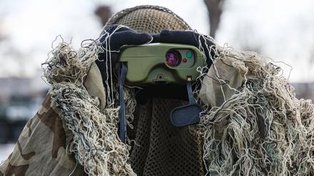 Ein Soldat am „Tag des Verteidigers des Vaterlandes“ auf einer russischen Militärbasis in Armenien am 23. Februar 2025.