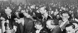 Großer Andrang beim Tagesspiegel: Foto aus der Ausgabe vom 16. April 1949 vom öffentlichen Diskussionsforum der Zeitung, das wechselweise im Studentenhaus in Charlottenburg und im Titania-Palast in Steglitz mit bis zu 1800 Leserinnen und Lesern stattfand.