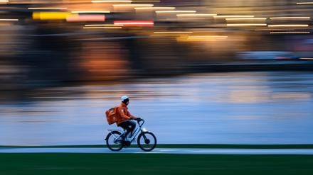 Ein Fahrradkurier des Lieferdienstes „Lieferando“