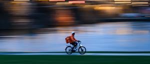 Ein Fahrradkurier des Lieferdienstes „Lieferando“