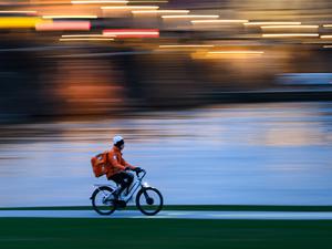 Ein Fahrradkurier des Lieferdienstes „Lieferando“