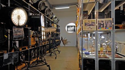Um die Exponate des Filmmuseums zu lagern, mussten neue Hochregale gebaut werden.