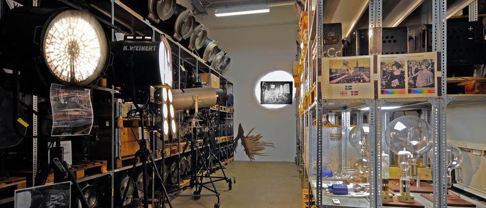 Um die Exponate des Filmmuseums zu lagern, mussten neue Hochregale gebaut werden.