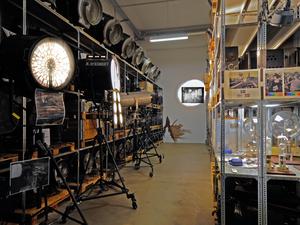 Um die Exponate des Filmmuseums zu lagern, mussten neue Hochregale gebaut werden.