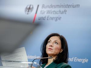 Die Energiewende funktioniert nur mit Versorgungssicherheit und bezahlbaren Kosten, warnt Reiche – „ungesteuerter Ausbau“ und Gratis-Erneuerbare seien unrealistisch.