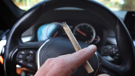 Das brandenburgische Kabinett hat eine Bundesratsinitiative zum Verbot des Mischkonsums von Cannabis und Alkohol im Straßenverkehr beschlossen. (Symbolfoto)