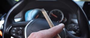 Das brandenburgische Kabinett hat eine Bundesratsinitiative zum Verbot des Mischkonsums von Cannabis und Alkohol im Straßenverkehr beschlossen. (Symbolfoto)