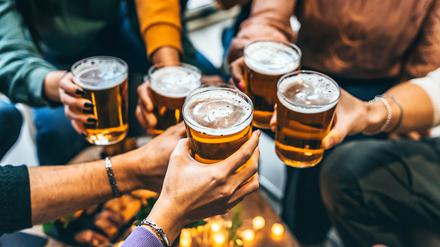 Draußen zu trinken, kann lustig sein – solange man andere nicht nervt.