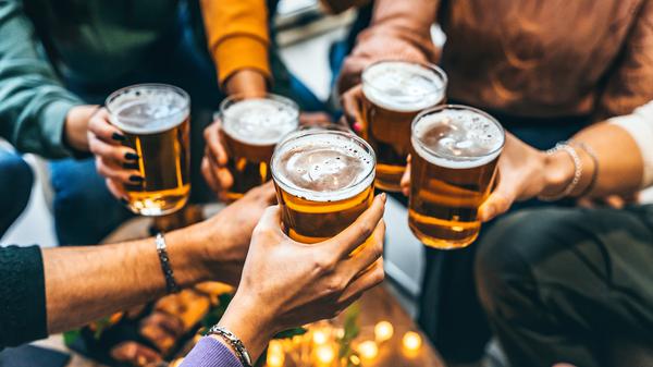 Draußen zu trinken, kann lustig sein – solange man andere nicht nervt.