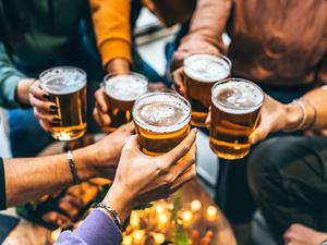 Draußen zu trinken, kann lustig sein – solange man andere nicht nervt.