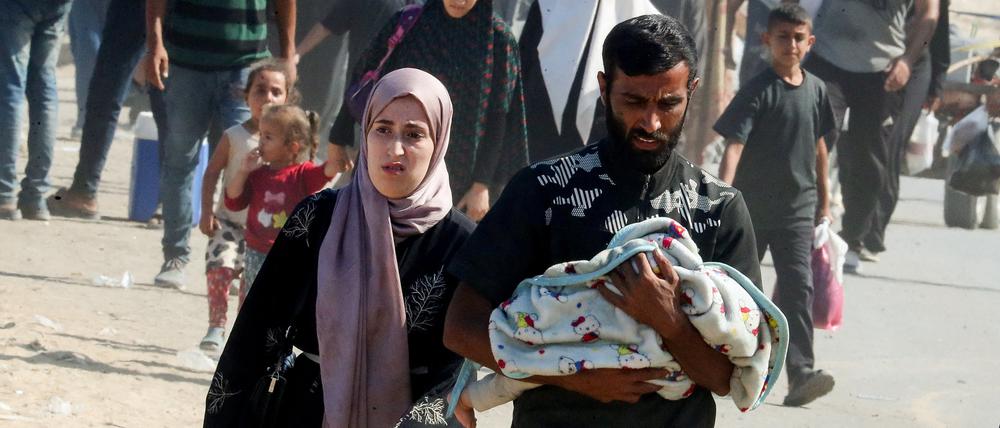 Palästinensische Familien auf der Flucht aus Gaza-Stadt.