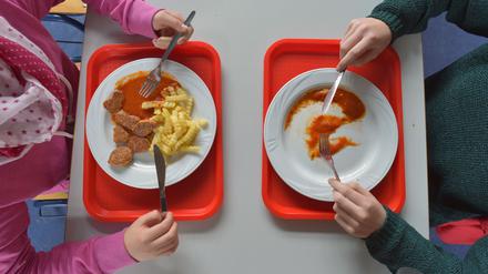 Schülerinnen eines Gymnasiums in Potsdam essen während einer Pause ihre Mittagsmahlzeit. 
