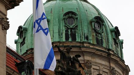 Israelische Fahne am Rathaus Potsdam