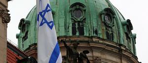 Israelische Fahne am Rathaus Potsdam