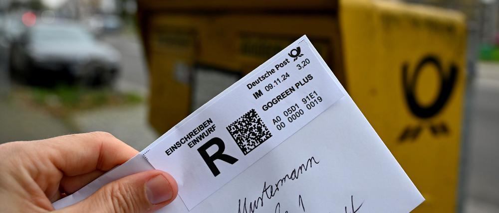 Die Deutsche Post muss künftig deutlich darauf hinweisen, dass bei gewöhnlichen Einschreiben die Haftung auf 25 Euro begrenzt ist. (Symbolbild)
