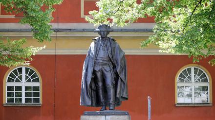 Derzeit steht die Statue von Friedrich Wilhelm von Steuben hinter dem Filmmuseum Potsdam. 