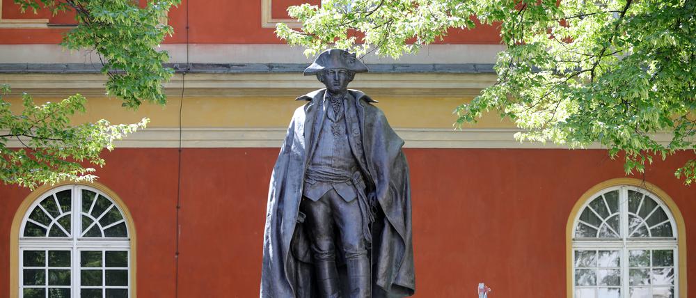 Derzeit steht die Statue von Friedrich Wilhelm von Steuben hinter dem Filmmuseum Potsdam. 
