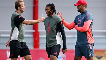 Bayern-Trainer Vincent Kompany (r) und Torjäger Harry Kane (l) beim Abschlusstraining vor dem Auftaktspiel gegen Chelsea.