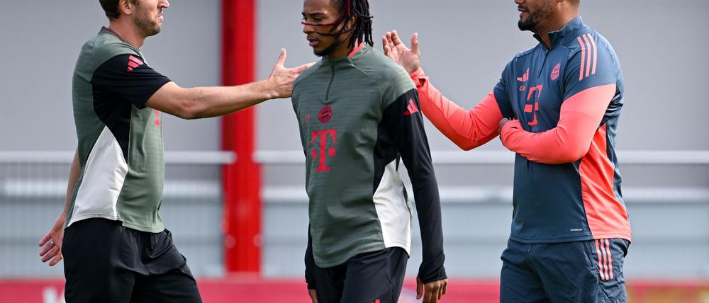 Bayern-Trainer Vincent Kompany (r) und Torjäger Harry Kane (l) beim Abschlusstraining vor dem Auftaktspiel gegen Chelsea.