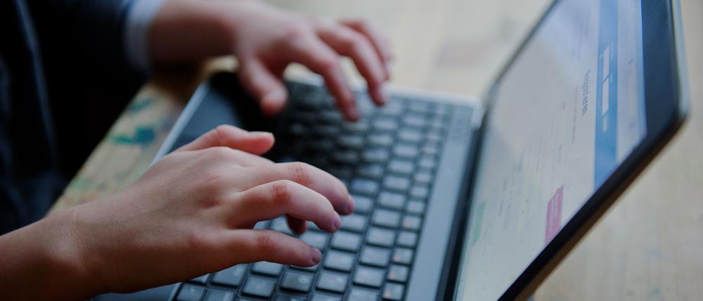 Jedes vierte Kind erlebt im Netz sexuell motivierte Annäherung. Brandenburgs Regierungskoalition will Kinder besser schützen. (Symbolbild)