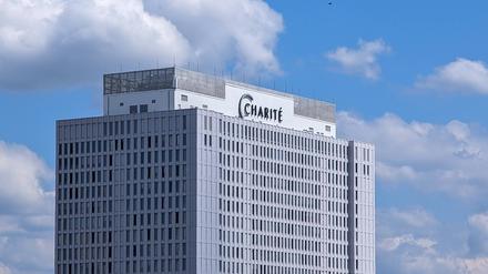 Der Hochhaus-Gebäudekomplex der Charité in Berlin-Mitte.